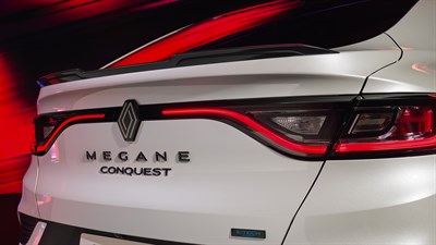 Velik odbijač, prosojne luči in oznaka E-Tech