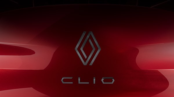 Rdeči Clio z Renault emblemom