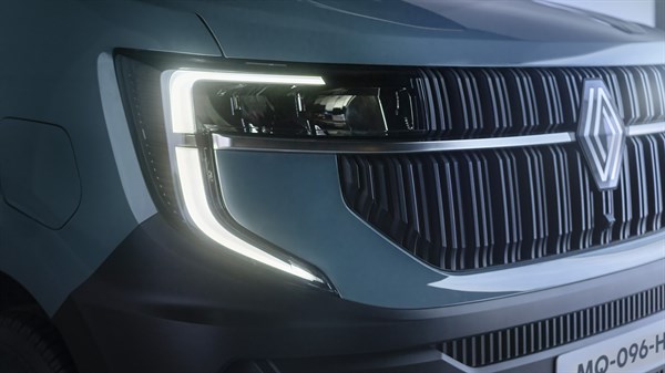 Robustna prednja maska s simbolom Renault